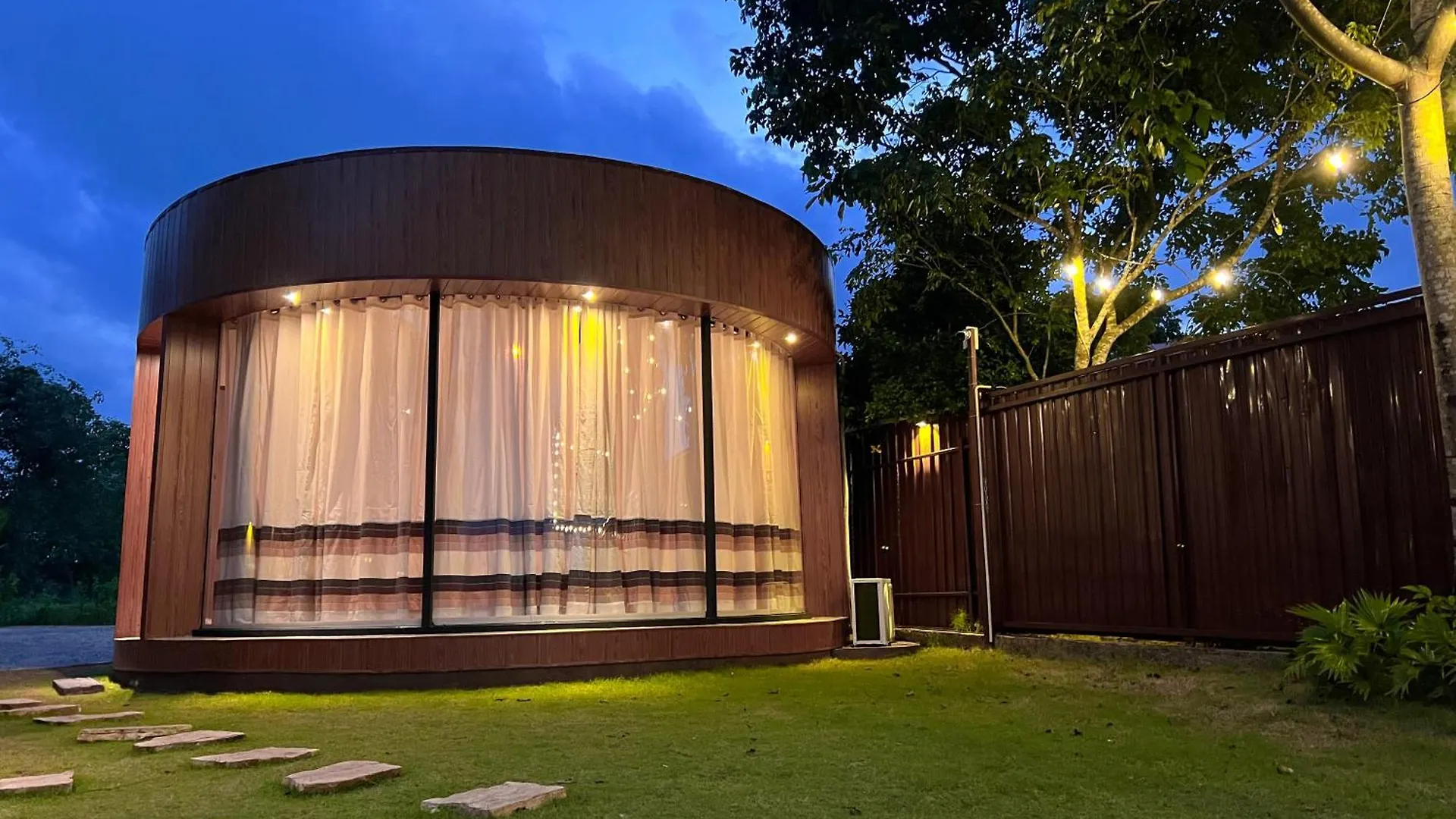 The Glamp Hotel Kiribathgoda 0*,  Sri Lanka